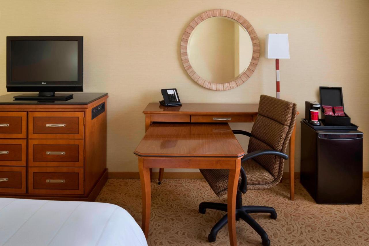 Toronto Airport Marriott Hotel Экстерьер фото