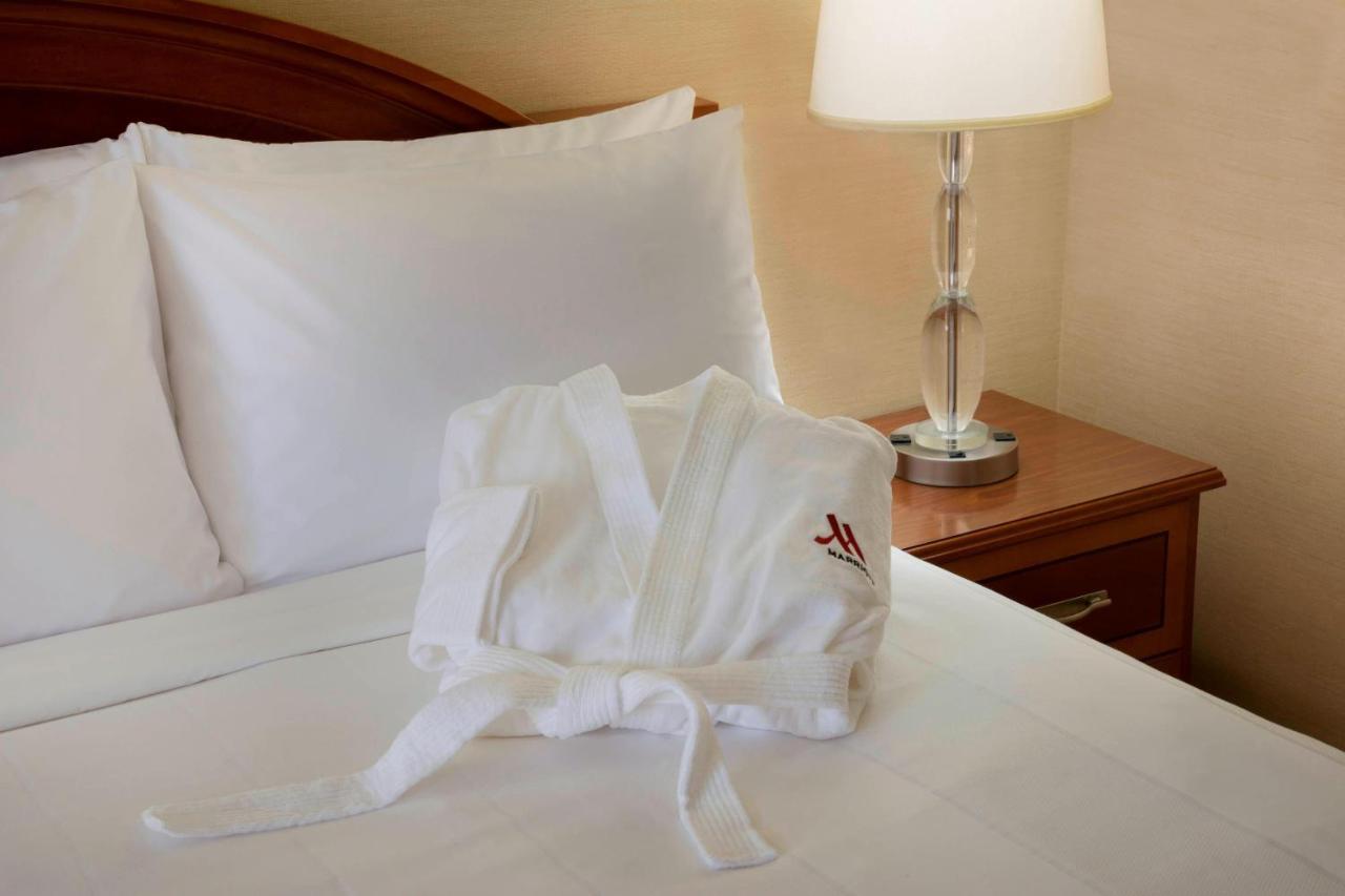 Toronto Airport Marriott Hotel Экстерьер фото