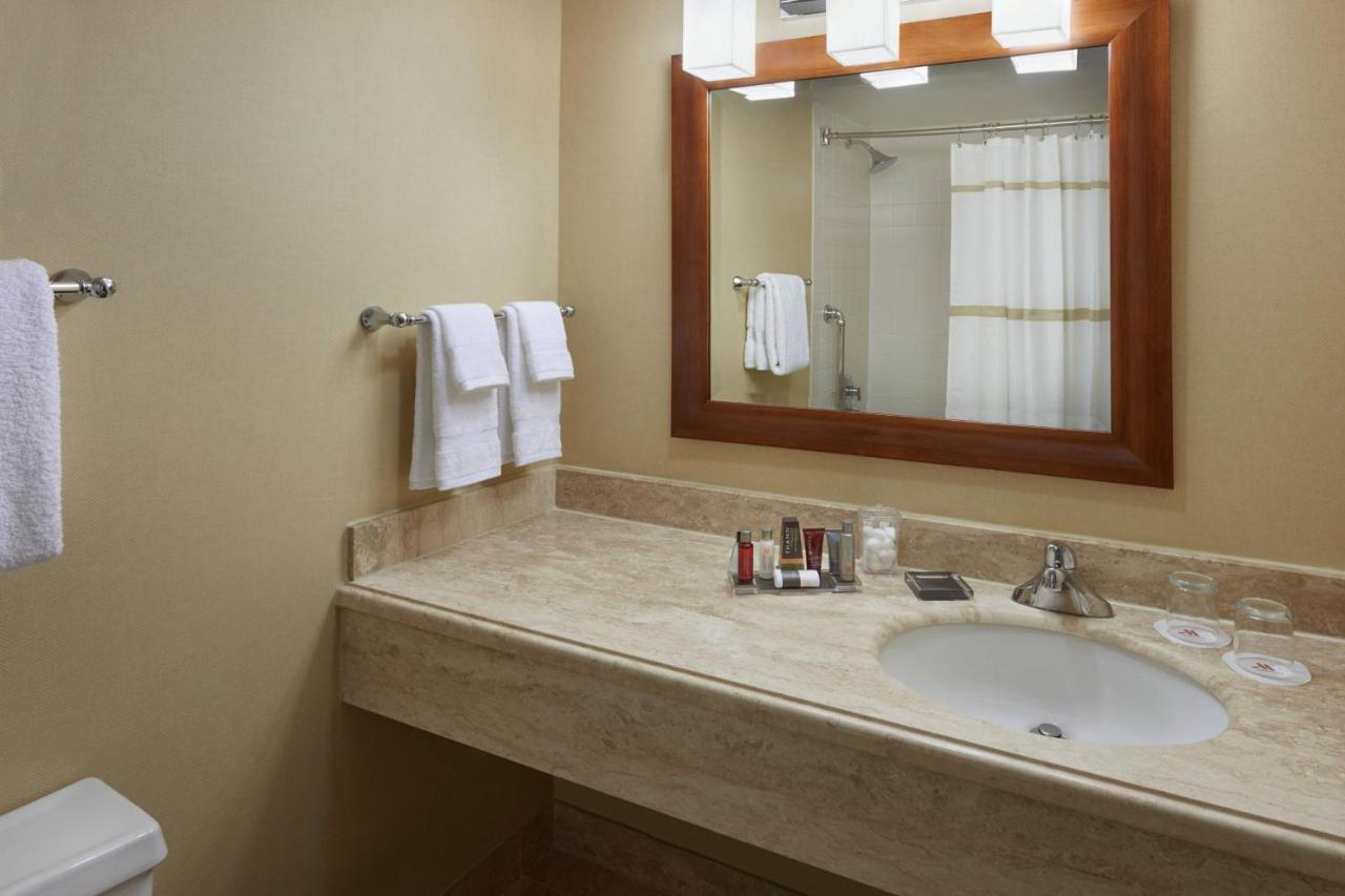 Toronto Airport Marriott Hotel Экстерьер фото